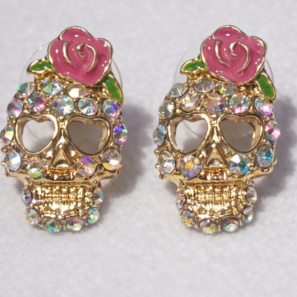 💀✨ Y2K Crystal Skull Stud Earrings – Pink Rose - Picture 2 of 5